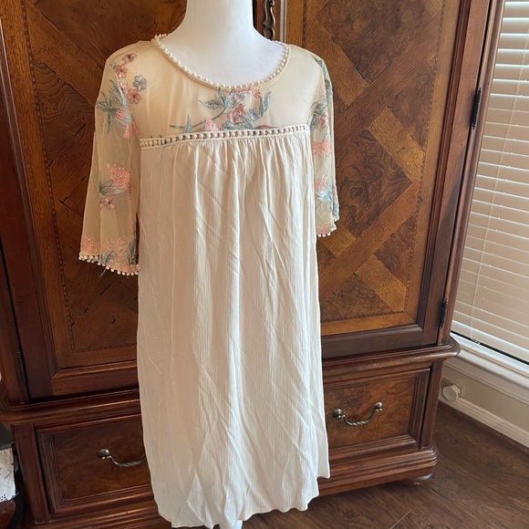 Ladies knee length lace dress. Sheer/lace shoulders and neckline. - Picture 1 of 4